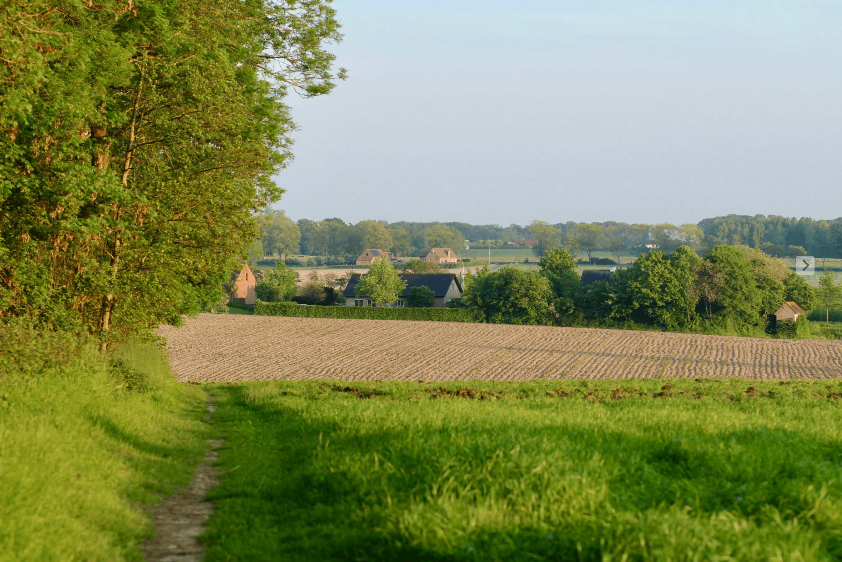 Promenade le long des monuments de guerre près d'Ypres
