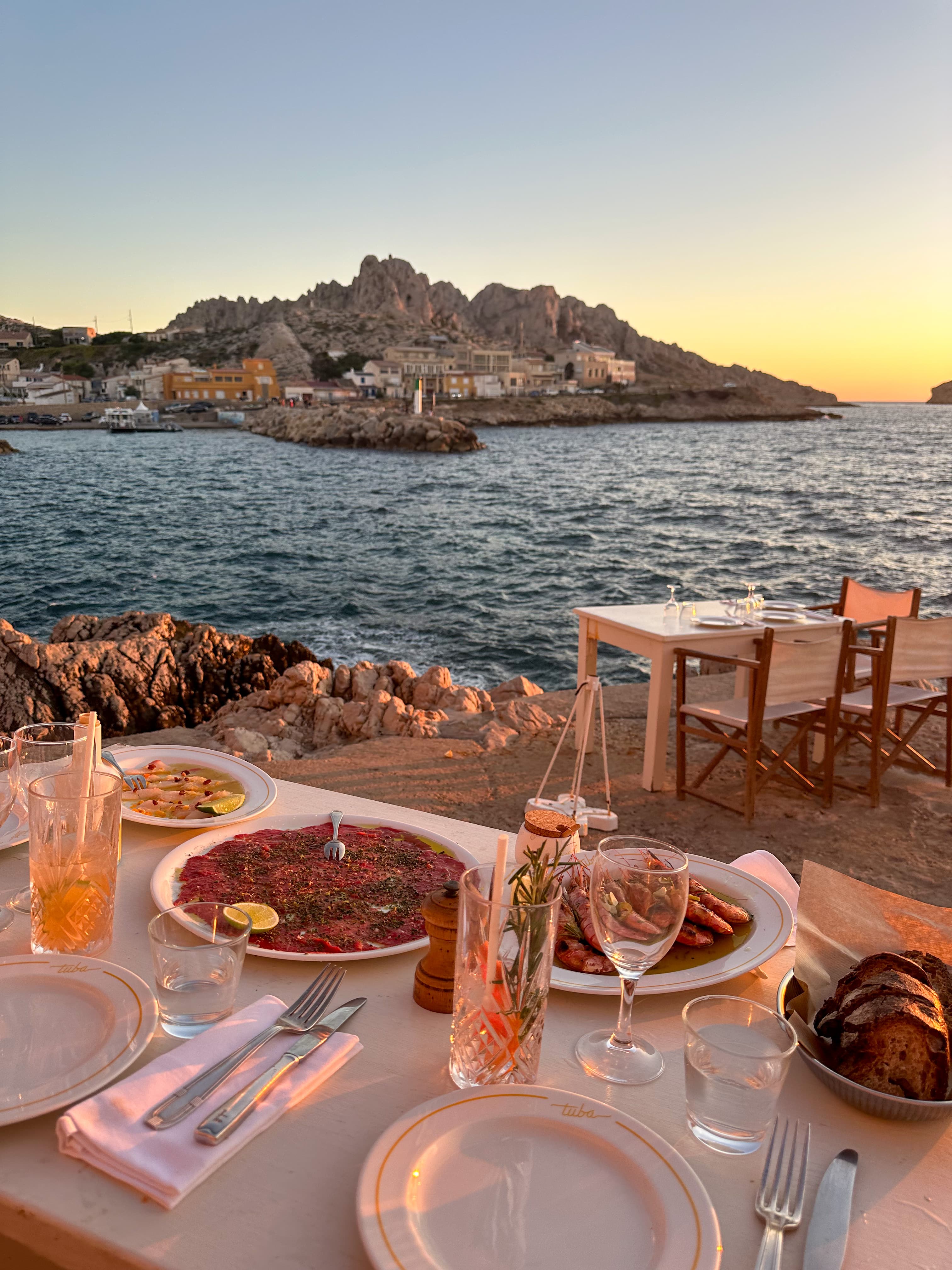 Dîner sur les rochers au Tuba Club