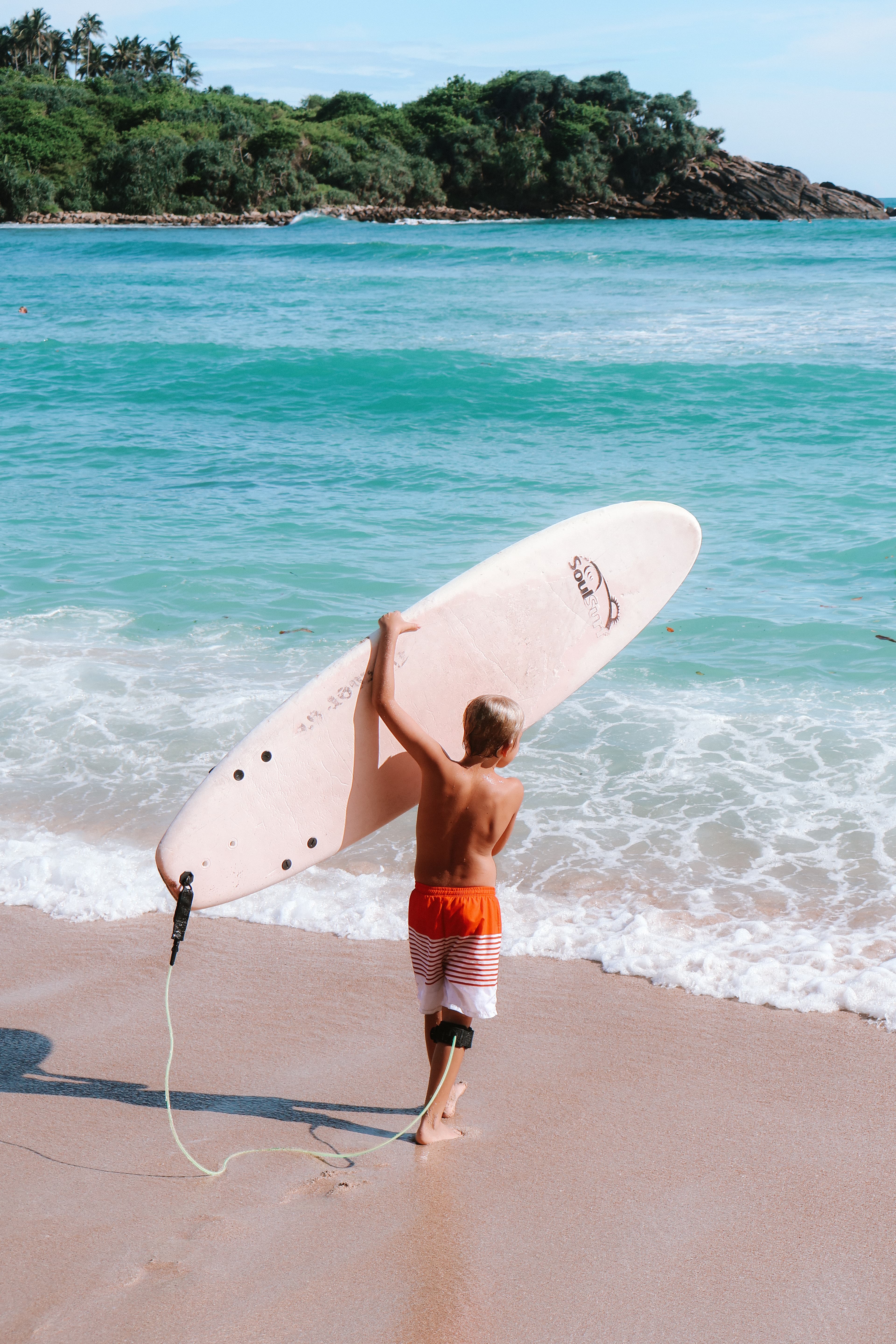 Entrez dans l'eau pour une expérience de surf
