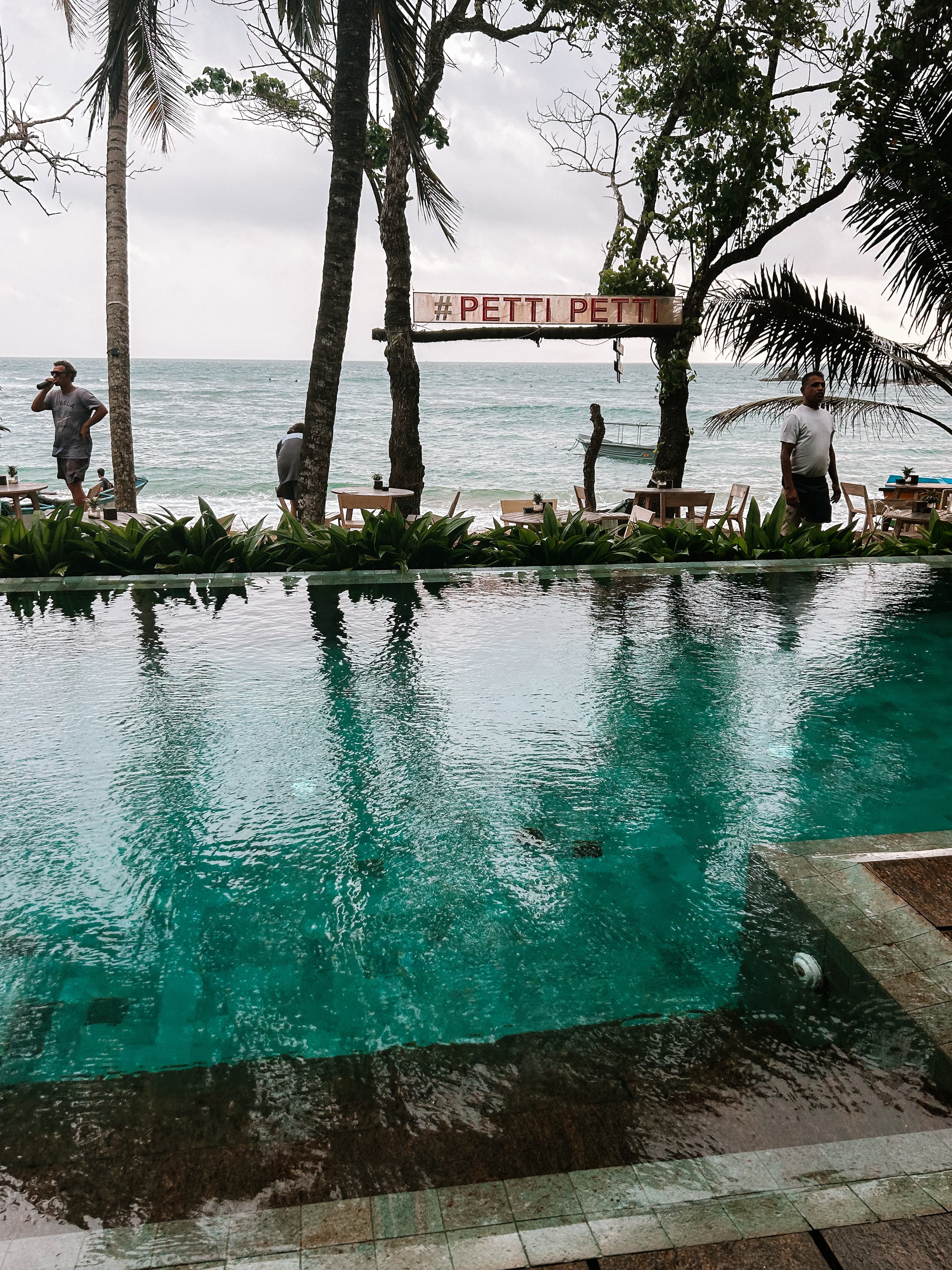 Zon, Zee en Skyline: Een Dag van Strandgenot en Dineren op het Dak