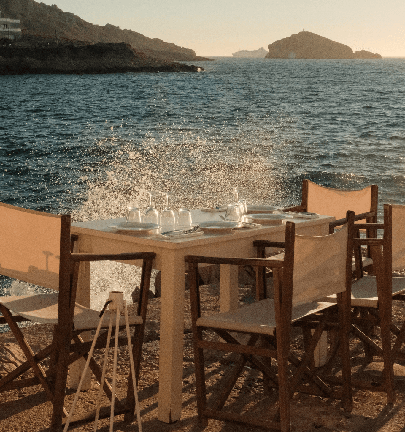 Dîner au coucher de soleil sur les rochers du Tuba Club