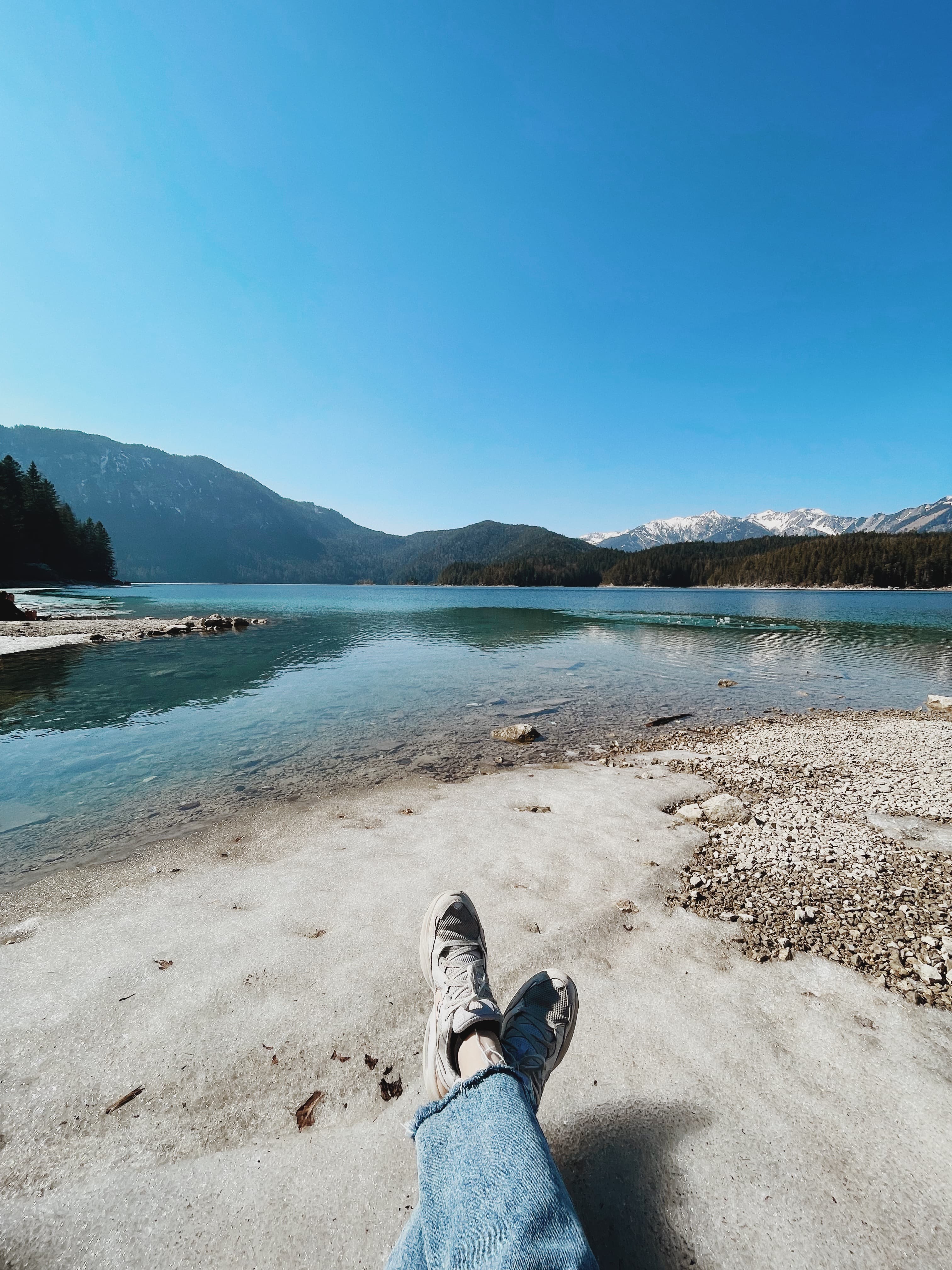 A hike around the idyllic Eibsee and a nice Après-ski ending to the trip