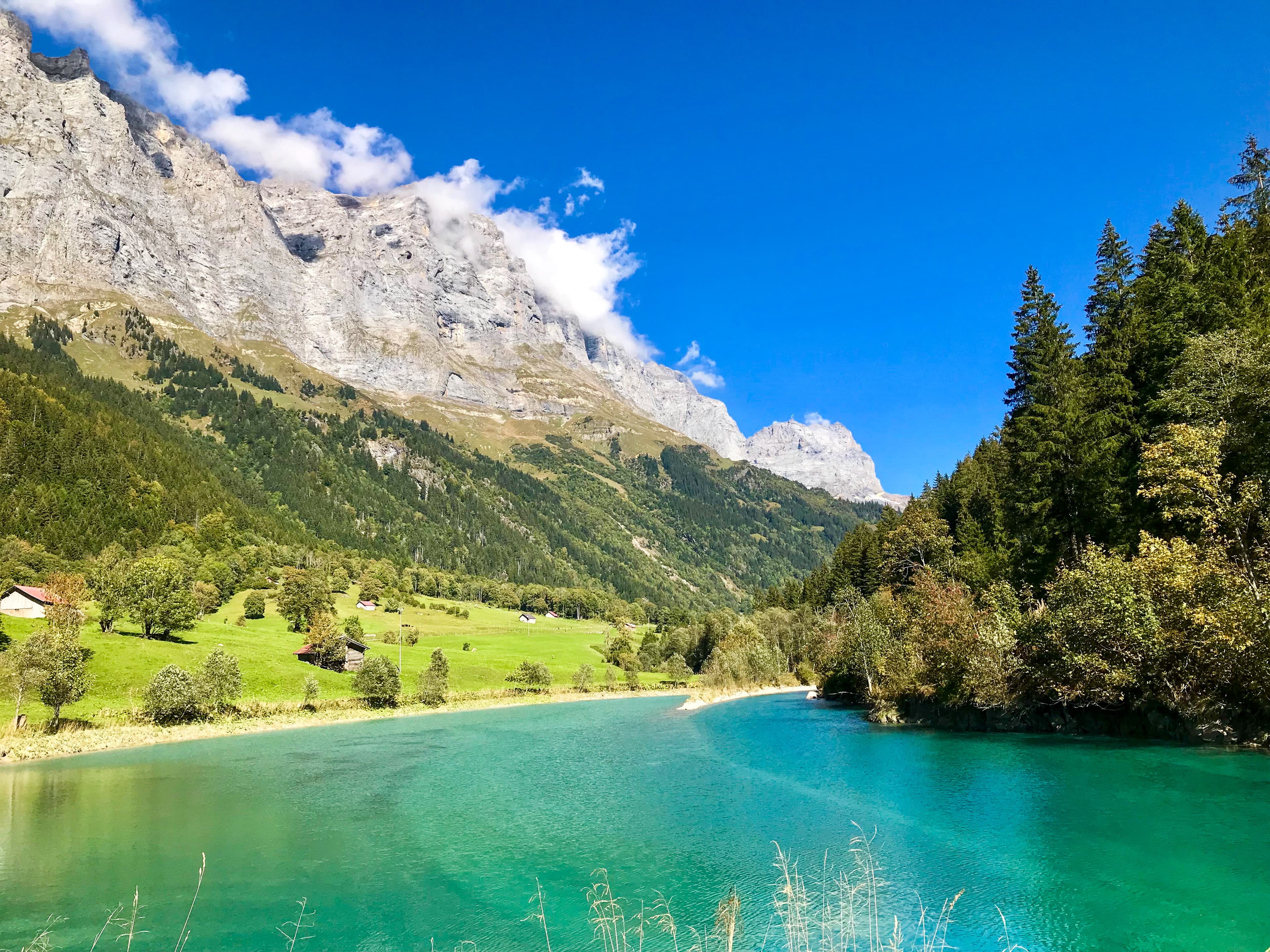 Conduire sur les routes de montagne les plus pittoresques des Alpes suisses