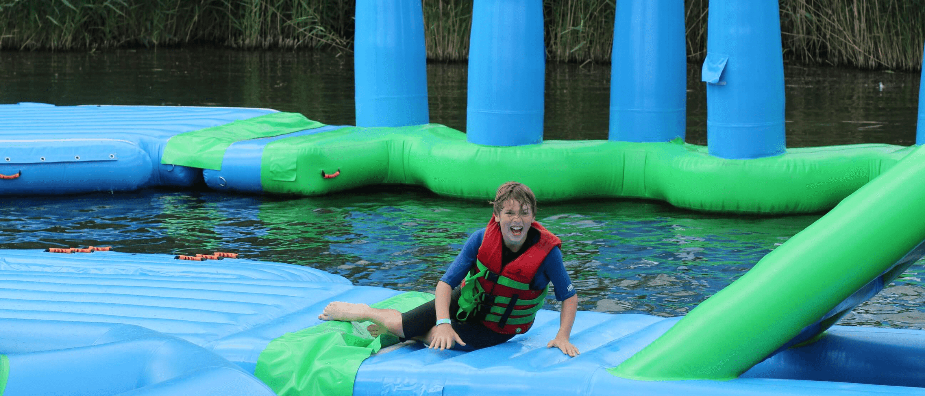 Amusement aquatique dans le parc aquatique à Anvers