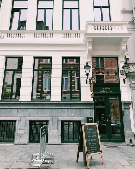 Betreed Antwerpen boekhemel: Luddites Books & Wine