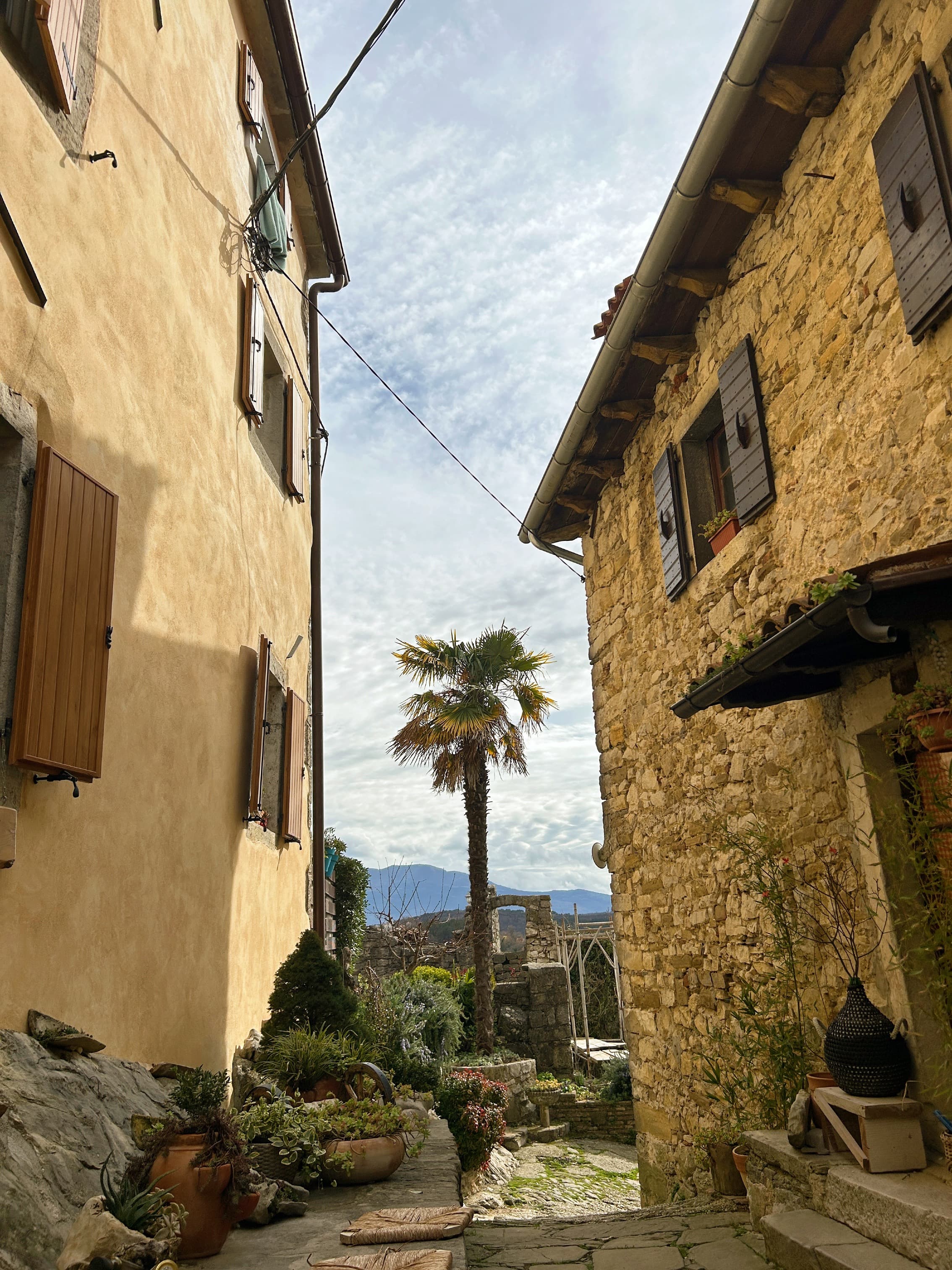 Hum - La plus petite ville du monde